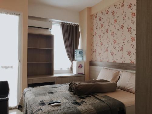 Postel nebo postele na pokoji v ubytování Vin's Room at Vivo Apartemen