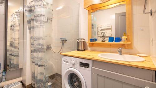 une salle de bain avec une machine à laver et un lavabo dans l'établissement Les Grizzlis N 23 - 2P6, à Saint-Sorlin-dʼArves