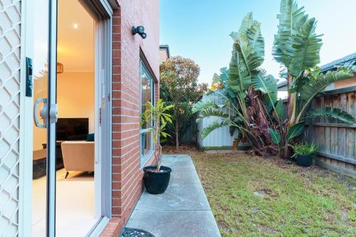 Κήπος έξω από το Spacious Point Cook Retreat & Free Parking
