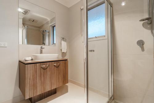 Ένα μπάνιο στο Spacious Point Cook Retreat & Free Parking
