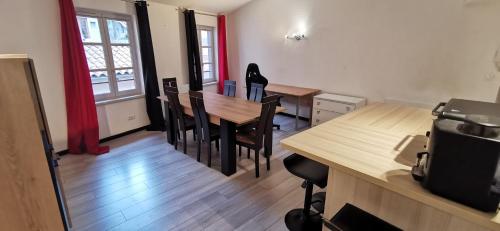 une chambre avec deux tables et des chaises ainsi qu'une fenêtre dans l'établissement appartement 80 m2, au Puy-en-Velay