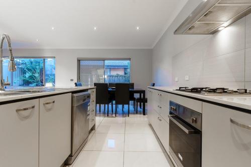 Η κουζίνα ή μικρή κουζίνα στο Spacious Point Cook Retreat & Free Parking