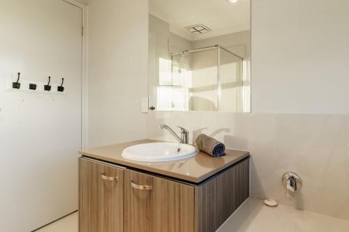 Ένα μπάνιο στο Spacious Point Cook Retreat & Free Parking