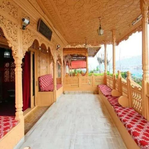 un vagón de tren con bancos y sillas. en The Heritage Group Of Houseboats, en Srinagar