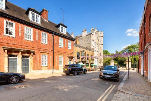 a city street with cars parked on the street at Windsor Castle 4-Bed & Garden in Windsor