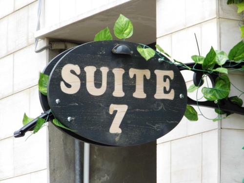 a sign that says cure on the side of a building at Suite 7 turist apartment in Paglieta