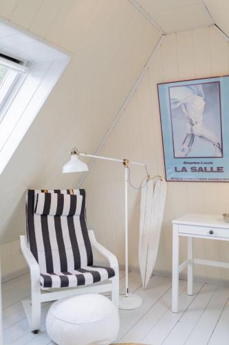 a white room with a chair and a table at Gut Basthorst in Basthorst