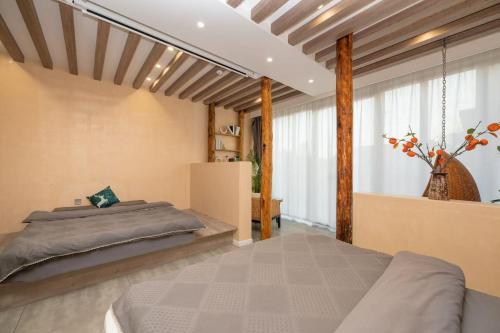 Postel nebo postele na pokoji v ubytování Rightside Haven Xiaoying B&B