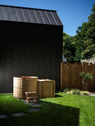 a backyard with a bench and a black fence at Domaine Le Verbois in Chantilly