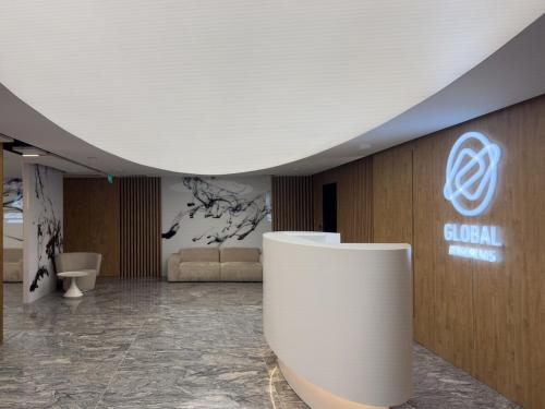 un vestíbulo con sofá y un cartel en la pared en URBAN APARTMENTS Global Premium 13th Floor No 24 Free Garage Self Check-in, No Deposit, en Katowice