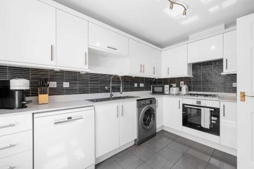 Η κουζίνα ή μικρή κουζίνα στο Pendlebury House Free Parking By City SuperHost