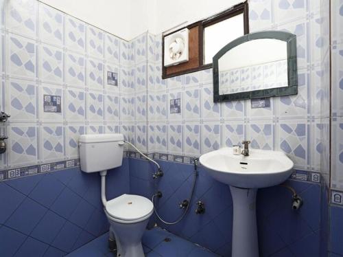 Koupelna v ubytování Hotel Prithvi Palace Near RDC & Santosh Hospital