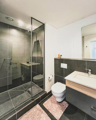 Ένα μπάνιο στο Olive Apartment on Bridgewaters