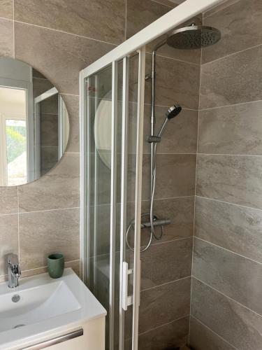 une salle de bain avec douche et lavabo dans l'établissement Studio neuf avec Terasse Jardin, à Seignosse