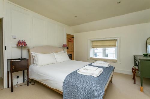 Postel nebo postele na pokoji v ubytování Pretty Yorkshire Stone Cottage Harome