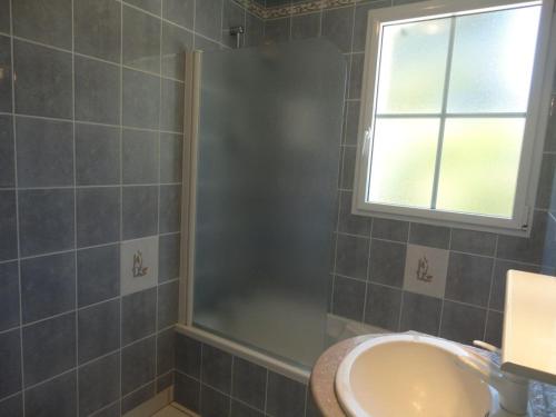 une salle de bain avec douche et lavabo dans l'établissement Jolie maison de vacances secteur Mouettes, à Saint-Jean-de-Monts