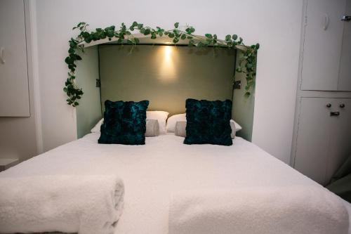 Ένα ή περισσότερα κρεβάτια σε δωμάτιο στο Town Centre Apartment with Hot Tub