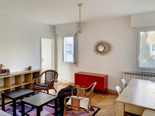 un salon avec une table et des chaises dans l'établissement Appartement à Talence, T4 proche de Bordeaux, à Talence