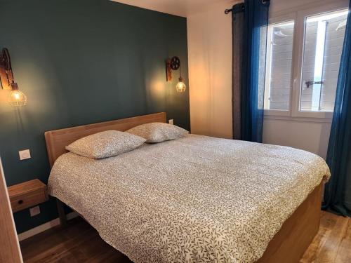une chambre avec un lit avec deux oreillers dessus dans l'établissement Villa La Roucasse, à Puimichel