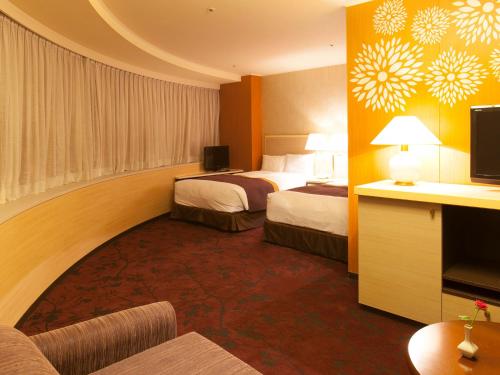 Postel nebo postele na pokoji v ubytování Chofu Creston Hotel