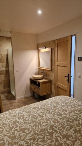 une salle de bain avec un lit, un lavabo et un miroir dans l'établissement Villa La Roucasse, à Puimichel