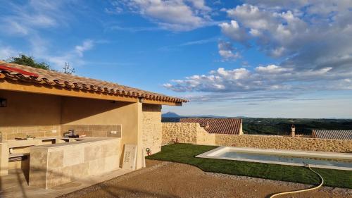 une maison avec un jardin et une piscine dans l'établissement Villa La Roucasse, à Puimichel