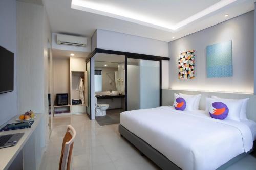 Ένα ή περισσότερα κρεβάτια σε δωμάτιο στο FOX Lite Hotel Cikarang