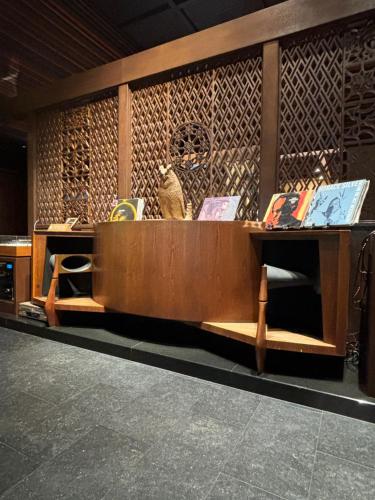 a desk with a bird sitting on top of it at Niseko Konbu Onsen Tsuruga Moku-no-sho in Niseko