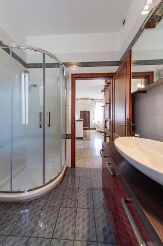 a bathroom with a large glass shower and a tub at Ca'Baldin Venezia-Marghera in Marghera