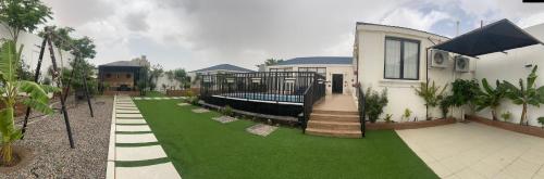 ein Hinterhof mit einem Swimmingpool und einem Haus in der Unterkunft فيلا ايمان in Ta'if