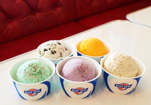 four different colored ice cream cones on a tray at Sole ONNA in Inbu