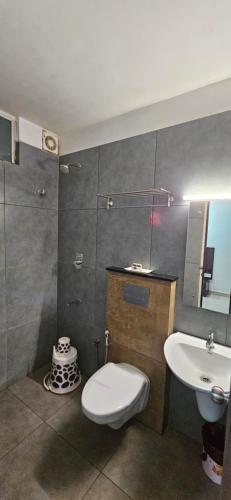 Koupelna v ubytování Orion Residency Hotel Near Chennai Central Railway Station