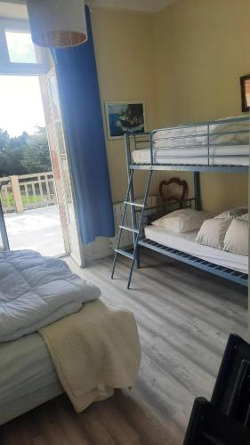 - une chambre avec 2 lits superposés et un balcon dans l'établissement Appartement convivial Saint-Quay-Portrieux 60 m² avec terrasse, à Saint-Quay-Portrieux