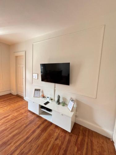 un salon vide avec une télévision murale dans l'établissement Soh Rent Appartement 3 pièces Gare 3 - Tv - wifi, à Strasbourg