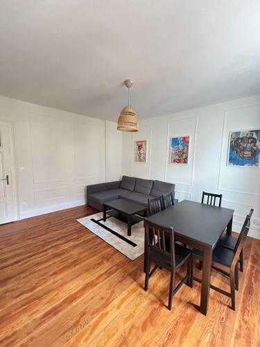un salon avec un canapé et une table dans l'établissement Soh Rent Appartement 3 pièces Gare 3 - Tv - wifi, à Strasbourg