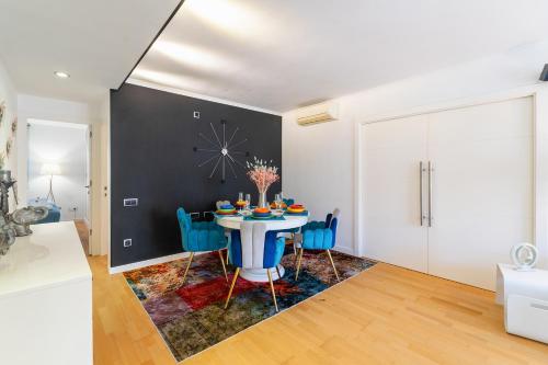 モンガットにあるMediterranean Soul Experienceのダイニングルーム(テーブル、青い椅子付)
