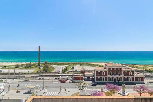 モンガットにあるMediterranean Soul Experienceの海を背景にした建物