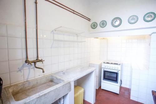 a kitchen with a tub and a stove in it at Appartamento Podere San Marco - Bilocale in Portoferraio