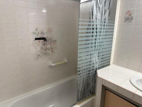 une salle de bain avec douche et lavabo dans l'établissement résidence Agen2, à Saint-Herblain