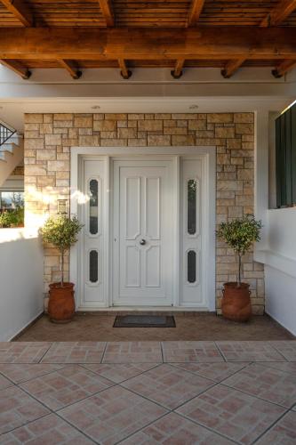 Η πρόσοψη ή η είσοδος του Manolia house near beach