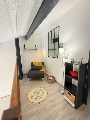 un salon avec un canapé et une chaise dans l'établissement Valras-Loc - Maison avec terrasse, parking, à Valras-Plage