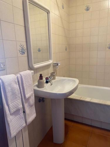 a bathroom with a sink and a bath tub at Villa Playa Raxó in Raxó