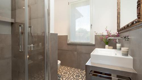 Et badeværelse på VILLA LA CASINA 4, Emma Villas