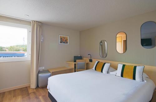 Ein Bett oder Betten in einem Zimmer der Unterkunft Le Konine - Hotel & Bar & Restaurant