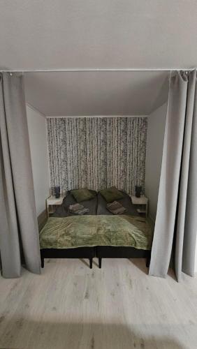 En eller flere senge i et værelse på Spacious studio with cathedral views