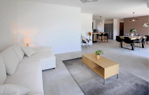 un salon avec un canapé blanc et une table dans l'établissement Awesome Home In Puy St Martin, à Puy-Saint-Martin