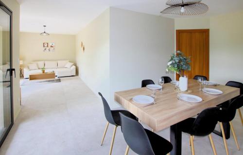 une salle à manger avec une table et des chaises en bois dans l'établissement Stunning Home In Puy St Martin, à Puy-Saint-Martin