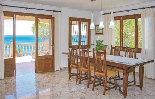 アルクーディアにあるFar D'alcanadaのダイニングルーム(テーブル、椅子付)、バルコニー