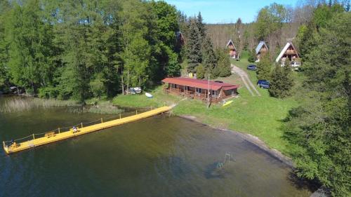 Domki nad jeziorem i pod lasem