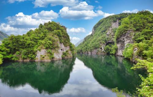 a river in the middle of a canyon at 2 Bedroom Cozy Apartment In Arsiè in Arsiè